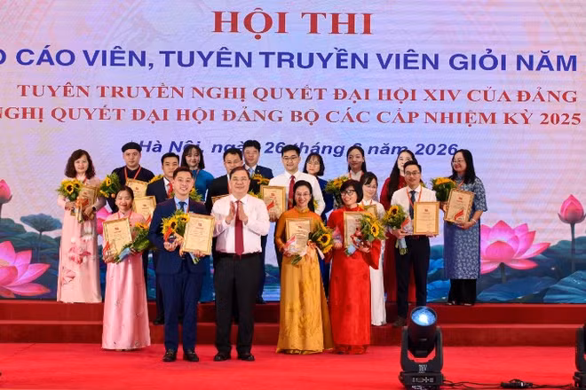 Đồng chí Phạm Gia Túc, Ủy viên Bộ Chính trị, Phó Bí thư Thường trực Đảng ủy Chính phủ, Phó Thủ tướng Thường trực Chính phủ chúc mừng các thí sinh đạt giải. (Ảnh: THẾ ĐẠI)