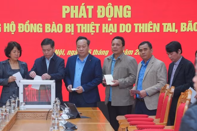 Tập thể cán bộ, công chức và người lao động Cơ quan Đảng ủy các cơ quan Đảng Trung ương tham gia ủng hộ đồng bào bị thiệt hại do thiên tai.