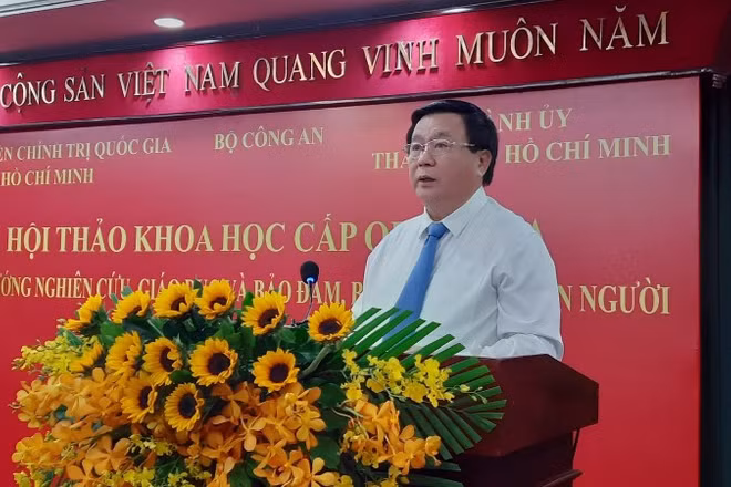 Giáo sư, Tiến sĩ Nguyễn Xuân Thắng, Ủy viên Bộ Chính trị, Giám đốc Học viện Chính trị quốc gia Hồ Chí Minh, Chủ tịch Hội đồng Lý luận Trung ương phát biểu tại hội thảo.