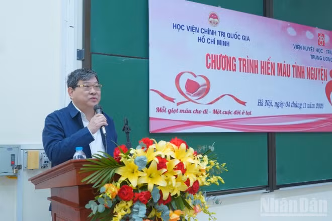 Phó Giáo sư, Tiến sĩ Nguyễn Duy Bắc phát biểu tại lễ phát động chương trình hiến máu tình nguyện. 