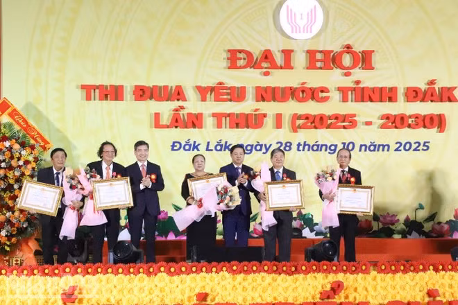 Thừa ủy quyền của Chủ tịch nước, lãnh đạo tỉnh Đắk Lắk trao tặng Huân chương Lao động Hạng Nhì cho 5 cá nhân có thành tích xuất sắc trong phong trào thi đua yêu nước giai đoạn 2020-2025.
