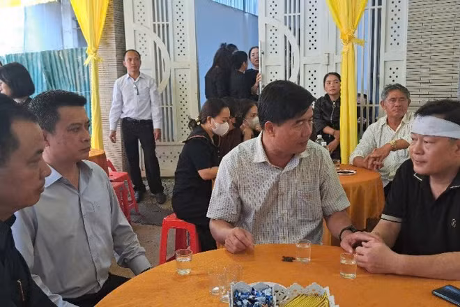 Lãnh đạo Ủy ban nhân dân tỉnh Đắk Lắk đến thăm hỏi và chia buồn cùng người thân đồng chí Lê Phước Toàn.