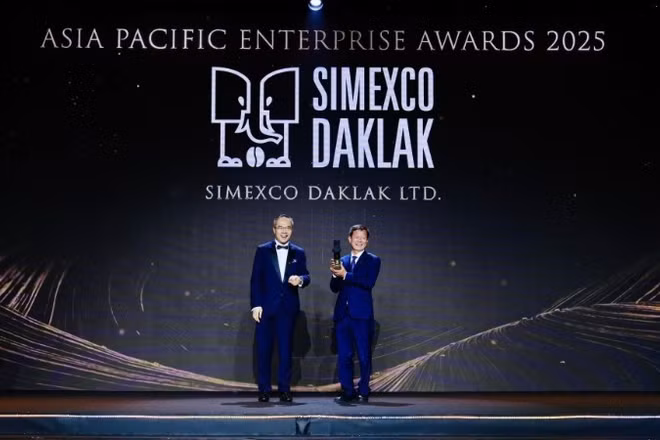 Ông Nguyễn Tiến Dũng, Phó Tổng Giám đốc Simexco Đắk Lắk (người đứng bên phải) nhận danh hiệu từ Ban tổ chức.