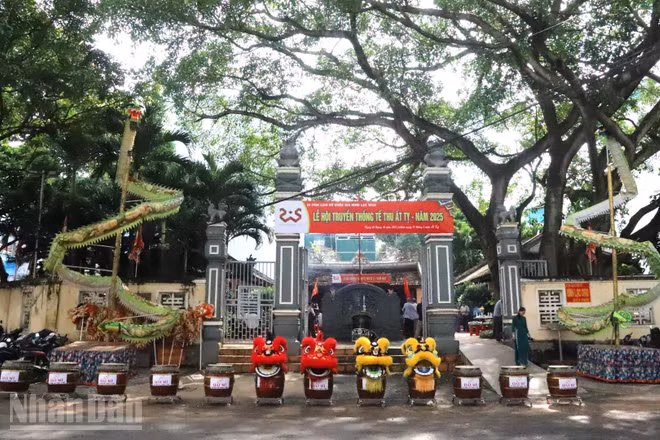 Đình Lạc Giao, một ngôi đình cổ nằm giữa trung tâm phường Buôn Ma Thuột, nơi thờ tự Đệ nhất khai quốc công thần Đào Duy Từ, người được triều đình nhà Nguyễn ra chiếu sắc phong làm Thần Hoàng làng Lạc Giao vào năm 1932.