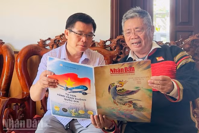 Báo Nhân Dân đến với các già làng, người có uy tín ở các buôn làng tỉnh Đắk Lắk.