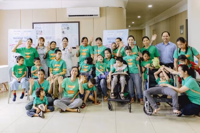 Các gia đình có con bị bại não đưa đến tham dự chương trình.