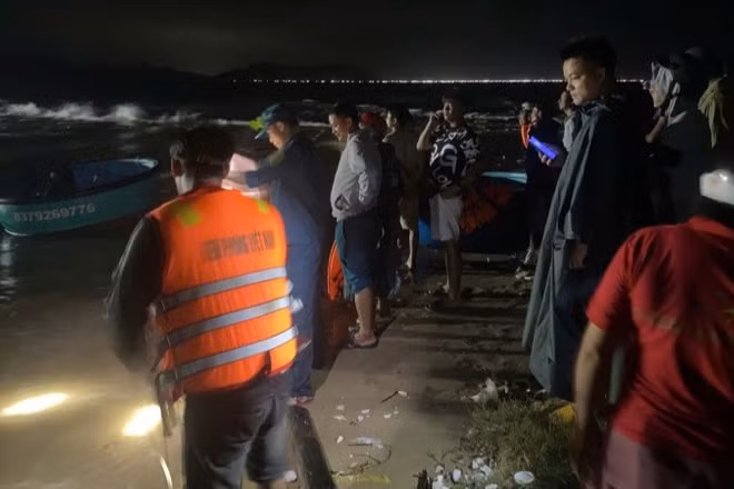 Các lực lượng chức năng nỗ lực tìm kiếm thi thể các nạn nhân xuyên đêm. (Ảnh: CTV)