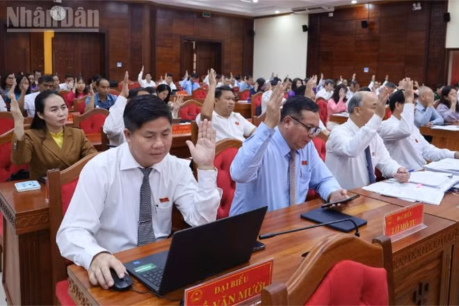 Các đại biểu Hội đồng nhân dân tỉnh Đắk Lắk biểu quyết thông qua nghị quyết.