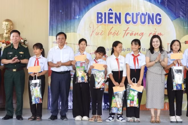 Đại tá Đỗ Quang Thấm, Chính ủy Bộ đội Biên phòng tỉnh Đắk Lắk và đại diện các đơn vị tặng quà Trung thu cho các cháu học sinh xã biên giới Ia Rvê.