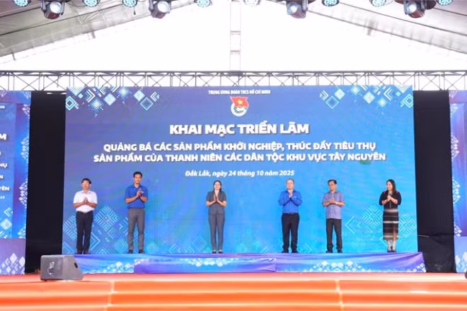 Khai mạc triển lãm gian hàng, quảng bá các sản phẩm khởi nghiệp, thúc đẩy tiêu thụ sản phẩm của thanh niên các dân tộc khu vực Tây Nguyên. 