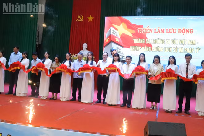 Các đại biểu cắt băng khai mạc triển lãm.