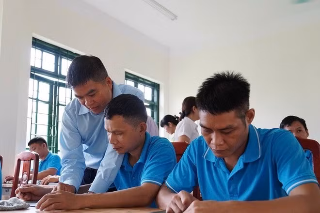 Học viên tại Cơ sở cai nghiện ma túy tỉnh Điện Biên trong giờ học chữ.