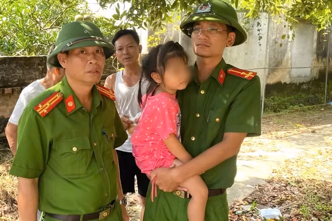 Lực lượng chức năng giải cứu bé gái thành công. (Ảnh: Công an xã Nghĩa Phương)