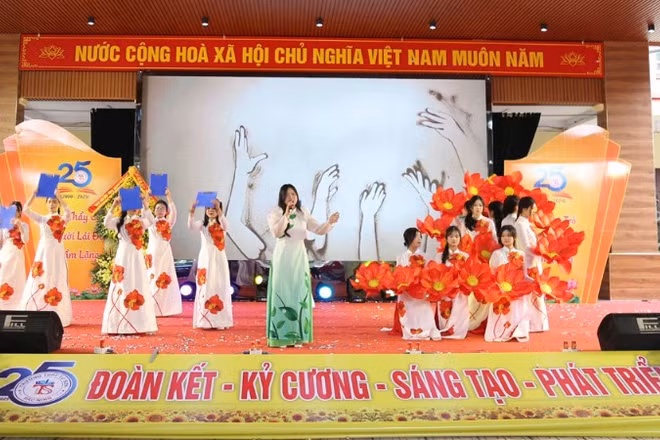 Tiết mục văn nghệ của thầy và trò Trường trung học phổ thông Từ Sơn (phường Đồng Nguyên, tỉnh Bắc Ninh).