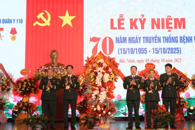 Lãnh đạo Quân khu 1 tặng hoa, chúc mừng tập thể, cán bộ Bệnh viện Quân y 110 nhân 70 năm Ngày truyền thống.