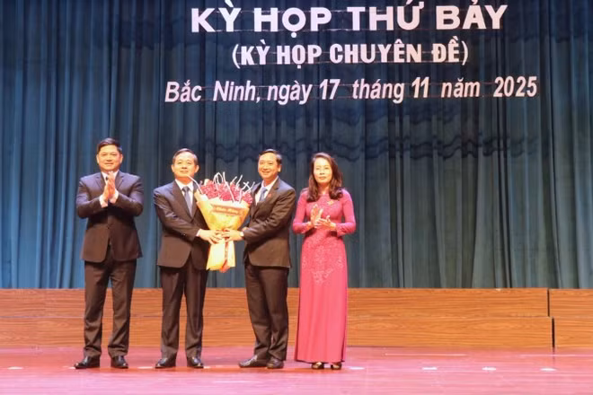 Thường trực Tỉnh ủy Bắc Ninh tặng hoa chúc mừng tân Chủ tịch Ủy ban nhân dân tỉnh Phạm Hoàng Sơn.
