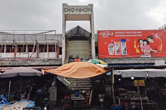 Chợ Nhớn tại phường Kinh Bắc, tỉnh Bắc Ninh buộc phải tạm dừng hoạt động do không bảo đảm an toàn phòng cháy chữa cháy từ tháng 7/2022.