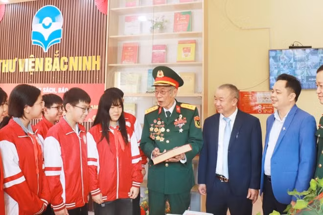 Các đại biểu tham quan khu trưng bày tại Thư viện Bắc Ninh số 1.
