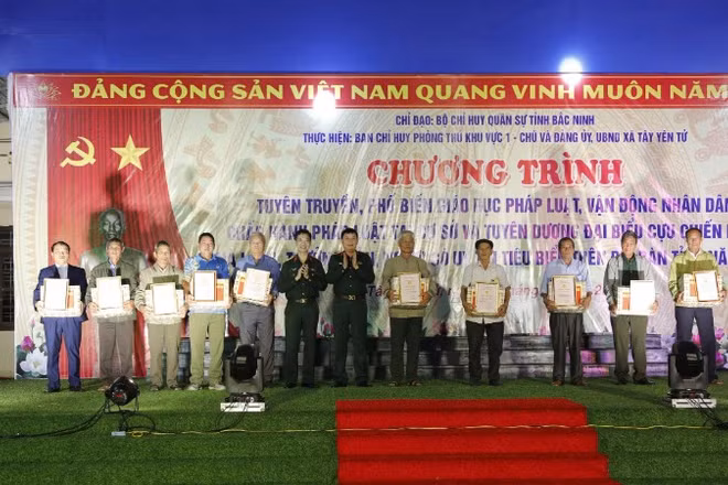 Bộ Chỉ huy Quân sự tỉnh trao giấy chứng nhận và tặng quà cựu chiến binh, già làng, trưởng bản, người có uy tín.