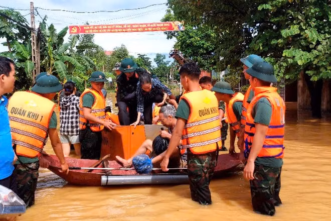Cán bộ, chiến sĩ Trung đoàn 831, Bộ Chỉ huy quân sự tỉnh Bắc Ninh sơ tán 2 người dân bị gãy chân tại xã Bố Hạ.
