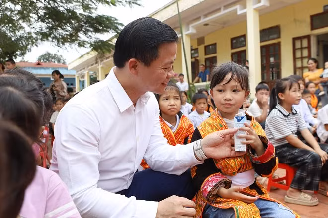 Chủ tịch Ủy ban nhân dân tỉnh Bắc Ninh Vương Quốc Tuấn tặng sữa các em học sinh tại trường Tiểu học Tuấn Đạo, xã Tuấn Đạo.