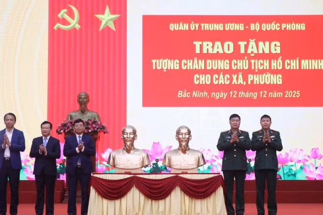 Bộ Tư lệnh Quân khu 1 phối hợp tỉnh Bắc Ninh tổ chức trao tặng Tượng chân dung Chủ tịch Hồ Chí Minh tới 99 xã, phường của tỉnh.