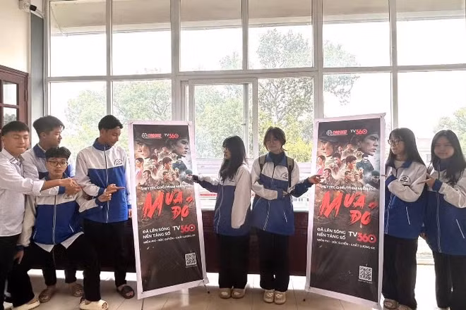 Học sinh Trường trung học phổ thông Hàn Thuyên, Bắc Ninh hào hứng trước giờ chiếu phim "Mưa đỏ" ngay tại trường.