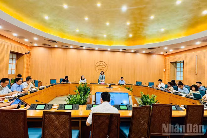 Phó Chủ tịch Ủy ban nhân dân thành phố Hà Nội Vũ Thu Hà chủ trì hội nghị trực tuyến kiểm điểm tiến độ công tác tổ chức khám sức khỏe toàn dân năm 2026 kết nối tới 126 điểm cầu xã, phường. (Ảnh: Mai Dung)