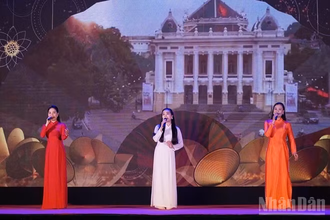 Hà Nội tổ chức nhiều chương trình nghệ thuật ôn lại truyền thống cách mạng nhân dịp Quốc khánh 2/9. (Ảnh: Chí Dũng)