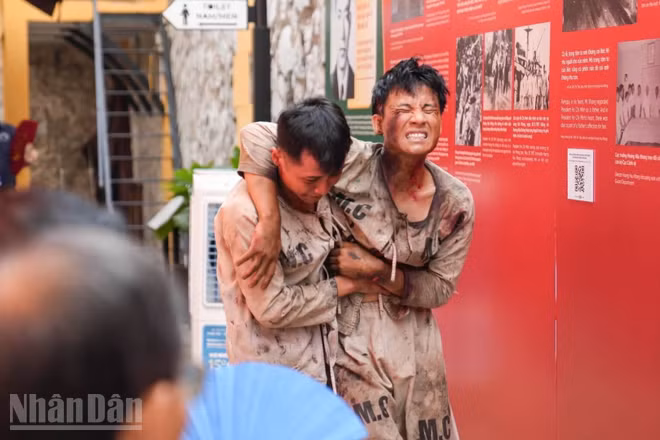 Chương trình văn nghệ tái hiện những mất mát, những cống hiến mà các chiến sĩ Công an nhân dân đã trải qua trong giải phóng dân tộc, xây dựng, bảo vệ đất nước, bảo vệ bình yên cuộc sống.