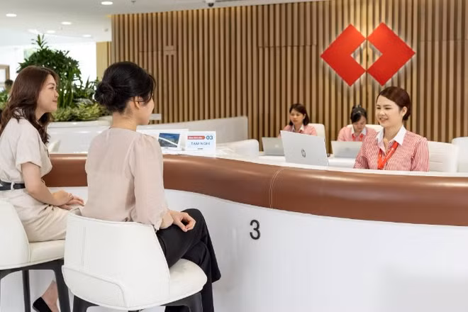 Khách hàng giao dịch tại chi nhánh ngân hàng Techcombank.