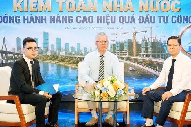 Các khách mời tham dự tọa đàm.