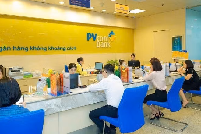 Giao dịch khách hàng tại chi nhánh ngân hàng PVcomBank.