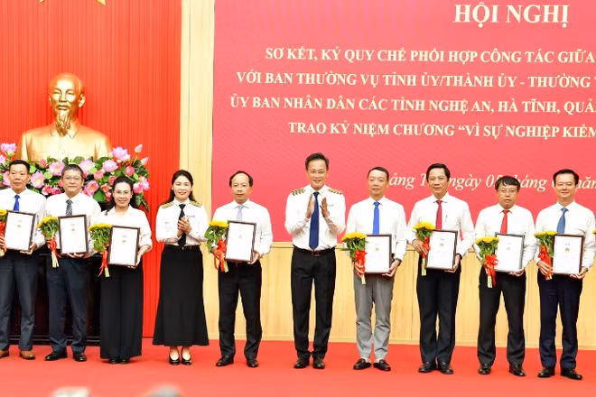 Tổng Kiểm toán nhà nước Nguyễn Hữu Nghĩa, Phó Tổng Kiểm toán nhà nước Hà Thị Mỹ Dung trao tặng Kỷ niệm chương vì sự nghiệp Kiểm toán nhà nước cho lãnh đạo các tỉnh, thành phố và lãnh đạo sở, ngành các địa phương.