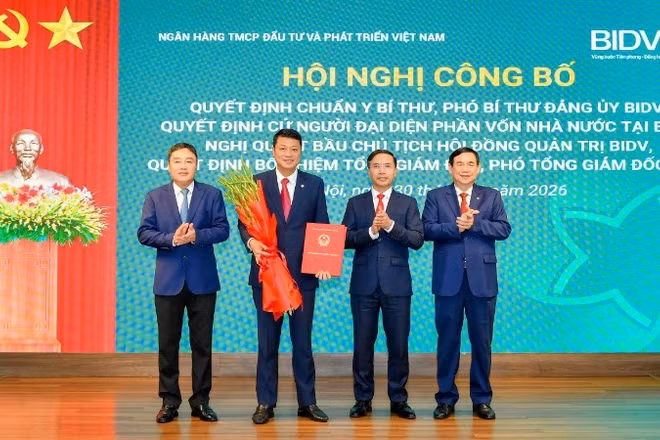 Các đồng chí: Phạm Đức Ấn, Đinh Hữu Thành và Phan Đức Tú trao Quyết định và chúc mừng đồng chí Lê Ngọc Lâm nhận nhiệm vụ mới.