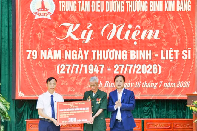 Đồng chí Tô Huy Vũ, Bí thư Đảng ủy, Chủ tịch Hội đồng thành viên Agribank trao quà tới Trung tâm Điều dưỡng thương binh Kim Bảng.