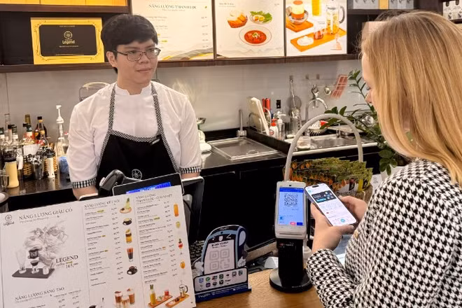 Du khách Singapore thanh toán qua mã QR tại Việt Nam.