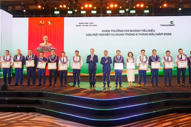 Trao tặng giấy khen và hoa chúc mừng cho 15 chi nhánh tiêu biểu trong hoạt động kinh doanh 6 tháng đầu năm 2026.