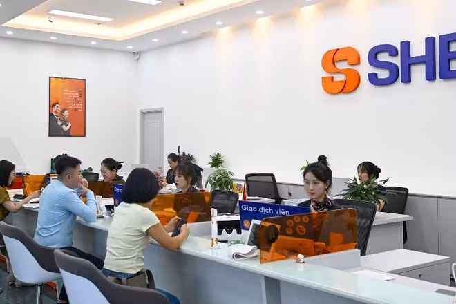 Giao dịch khách hàng tại chi nhánh ngân hàng SHB.