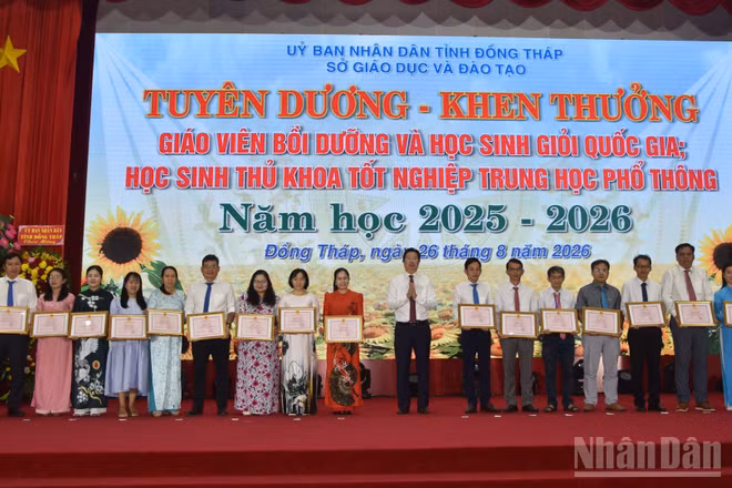 Đồng chí Huỳnh Minh Tuấn trao Bằng khen cho các giáo viên đã có thành tích trong công tác bồi dưỡng học sinh đạt giải Kỳ thi chọn học sinh giỏi quốc gia năm 2026.