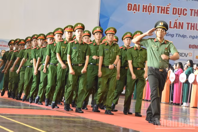 Đoàn Công an tỉnh Đồng Tháp diễu hành qua lễ đài. (Ảnh: NGUYỄN SỰ)