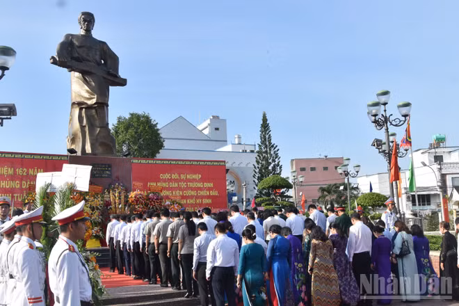 Lãnh đạo Trung ương và địa phương viếng tượng đài Anh hùng dân tộc Trương Định tại phường Gò Công (tỉnh Đồng Tháp).