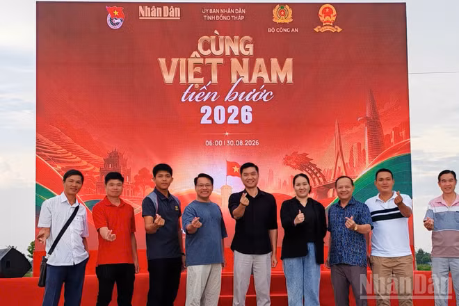 Các đơn vị kiểm tra công tác chuẩn bị cho Chương trình đi bộ "Cùng Việt Nam tiến bước" tại tỉnh Đồng Tháp vào chiều tối 29/8.