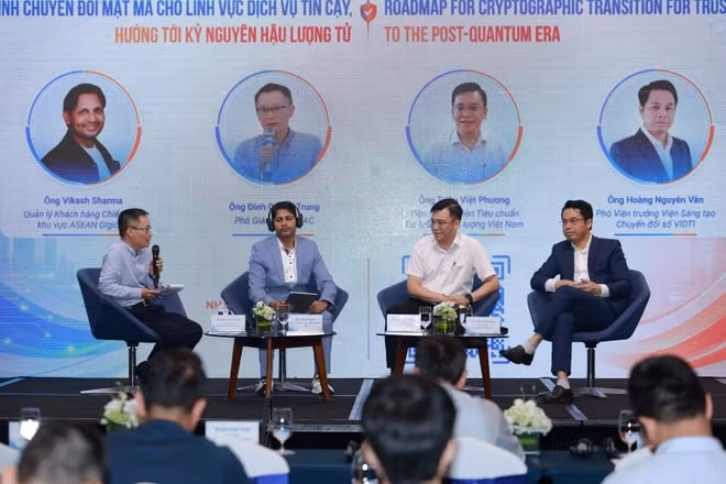Các đại biểu trao đổi tại Hội thảo quốc tế “Định hình tương lai hạ tầng PKI: Chuyển đổi các tiêu chuẩn mật mã cho dịch vụ tin cậy hướng tới kỷ nguyên hậu lượng tử”.
