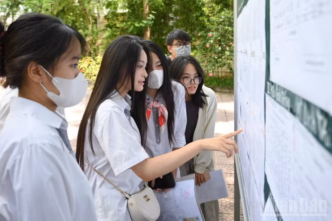 Thí sinh xem danh sách và phòng thi tại điểm thi kỳ thi tốt nghiệp trung học phổ thông năm 2026 (Ảnh: THẾ ĐẠI)