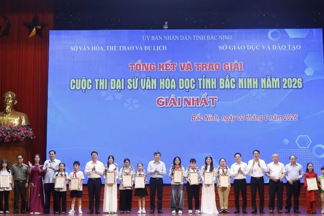 Ban tổ chức trao thưởng tặng các Đại sứ Văn hóa đọc tiêu biểu năm 2026.