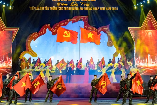 Chương trình nghệ thuật “Tiếp lửa truyền thống” tái hiện lại những trang sử hào hùng của dân tộc và quê hương Bắc Ninh.