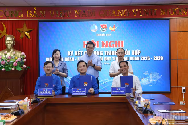 Đại diện Tỉnh Đoàn, Hội Liên hiệp Thanh niên tỉnh và Hội Doanh nhân trẻ tỉnh Bắc Ninh ký kết chương trình phối hợp giai đoạn 2026-2029. (Ảnh A.T)