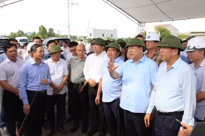 Phó Thủ tướng Thường trực Chính phủ và Đoàn công tác kiểm tra nút dự án đường vành đai 4.