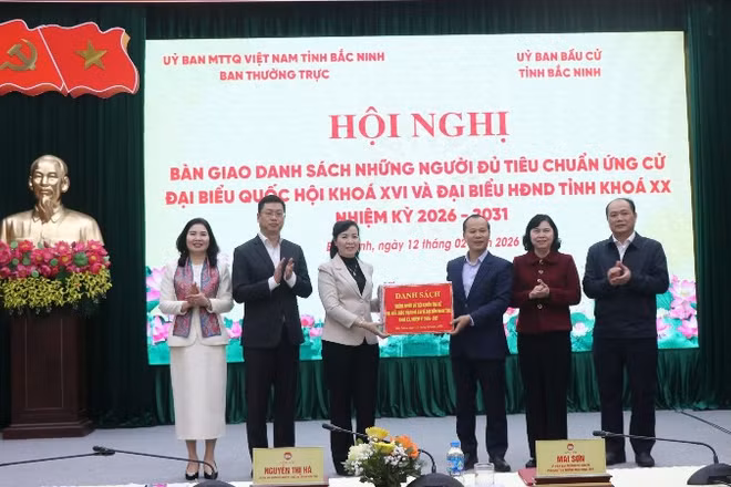 Ban Thường trực Ủy ban Mặt trận Tổ quốc Việt Nam tỉnh Bắc Ninh bàn giao danh sách những người đủ tiêu chuẩn ứng cử đại biểu Quốc hội khóa XVI và đại biểu Hội đồng nhân dân tỉnh, nhiệm kỳ 2026-2031 đến Ủy ban Bầu cử tỉnh.